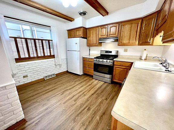 3rd image of 602 N Milwaukee Ave