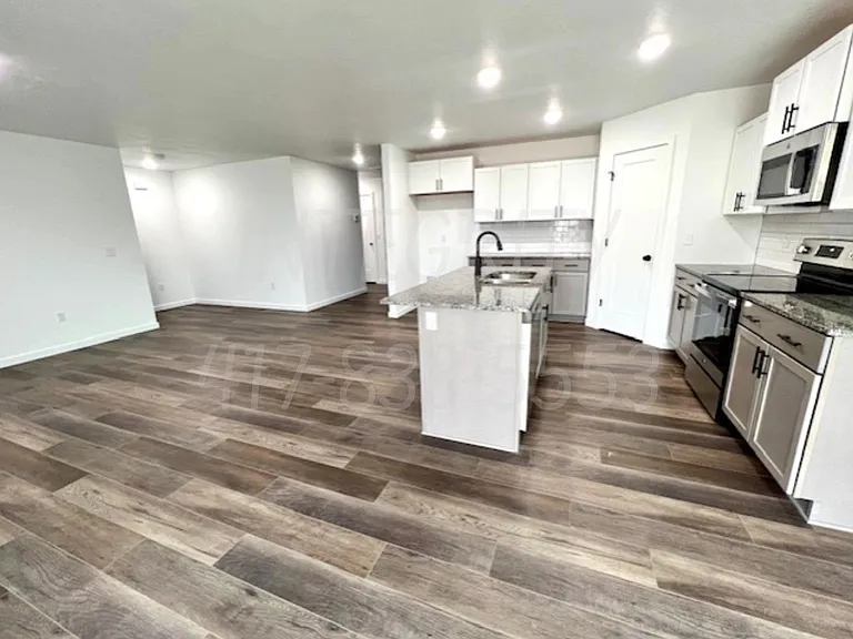 800 Hoffman Hills Blvd — Photo 11