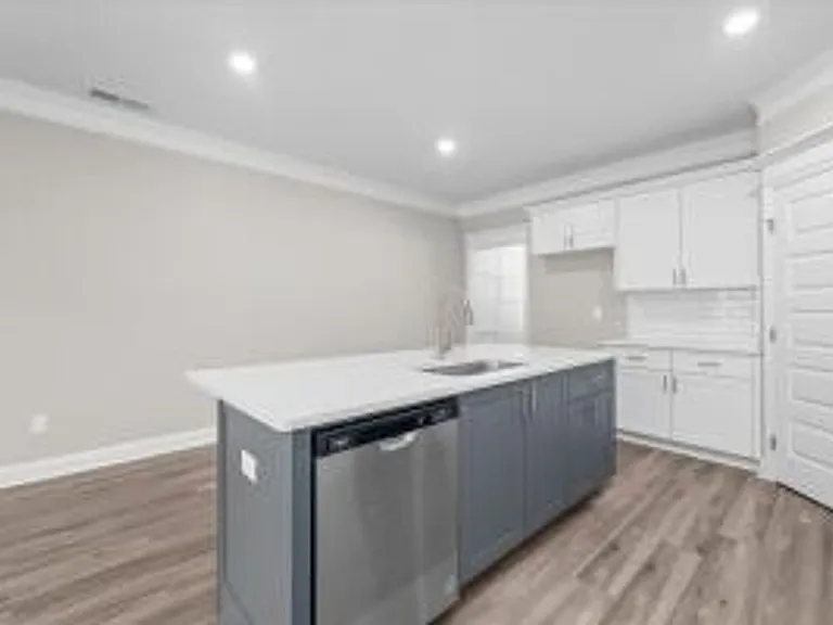 1005 Linsmore Ave — Photo 6