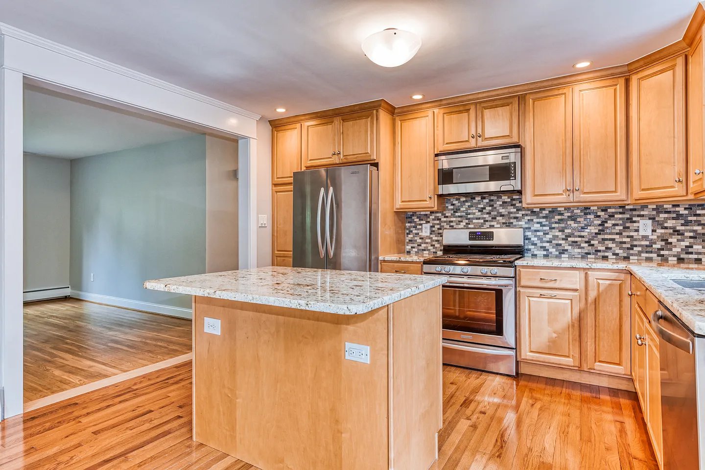 3 bed, 1.5 bath, 1268 sqft, $3,500 — Photo 3