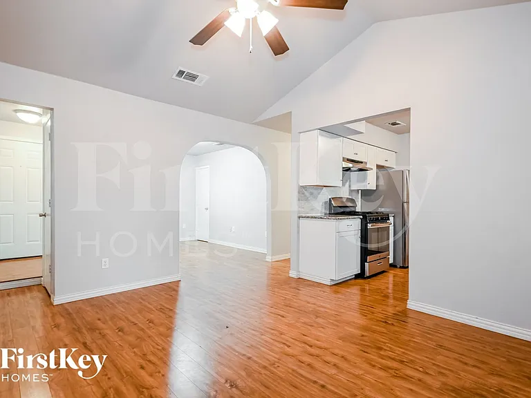 302 Shorewood Dr — Photo 4