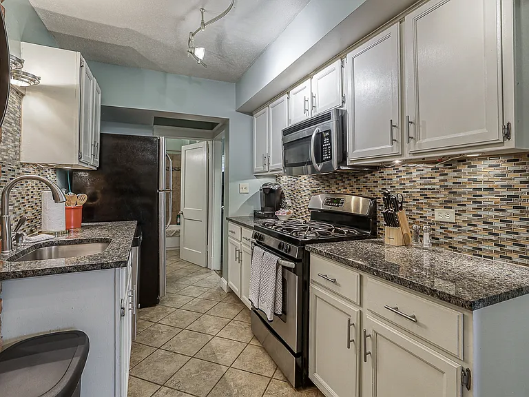 3400 & 3402 Gillham Rd — Photo 26