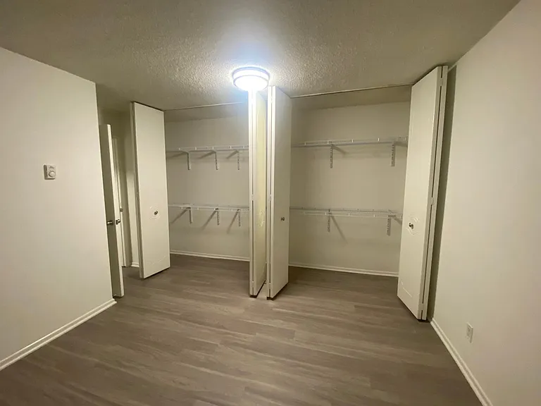 Chateau Garnet Apts. — Photo 22