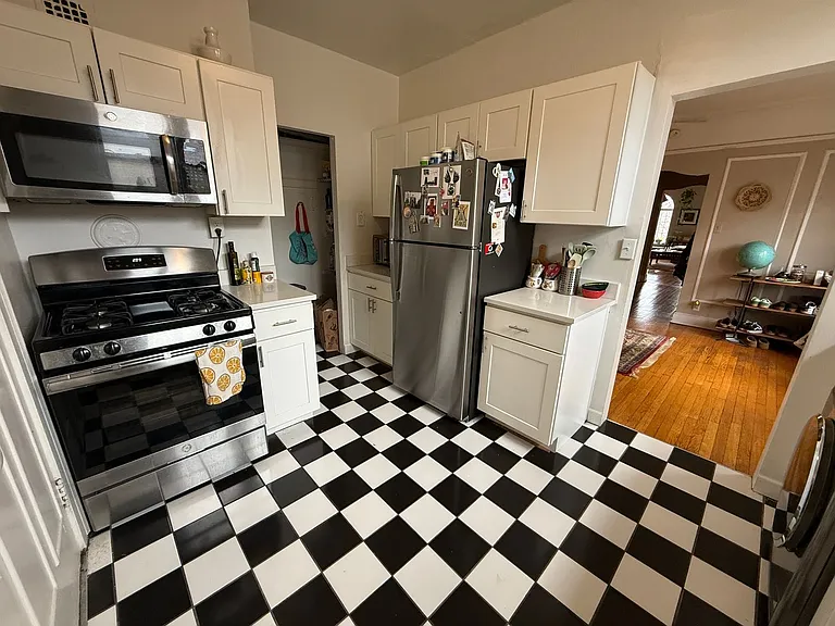 2562 Prospect — Photo 36