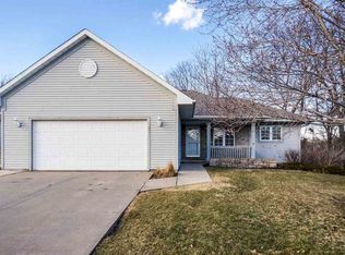 35 E Dovetail Dr, Coralville, IA 52241