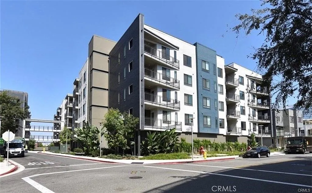 2 bed, 1075 sqft, $3,600 — Photo 1