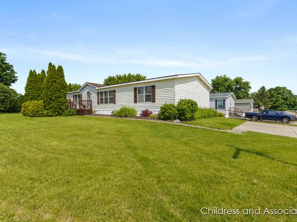 7574 Woods Edge Dr NE, Belmont, MI 49306