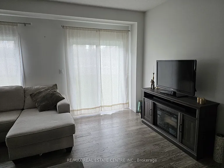 36 Queensbrook Cres — Photo 4