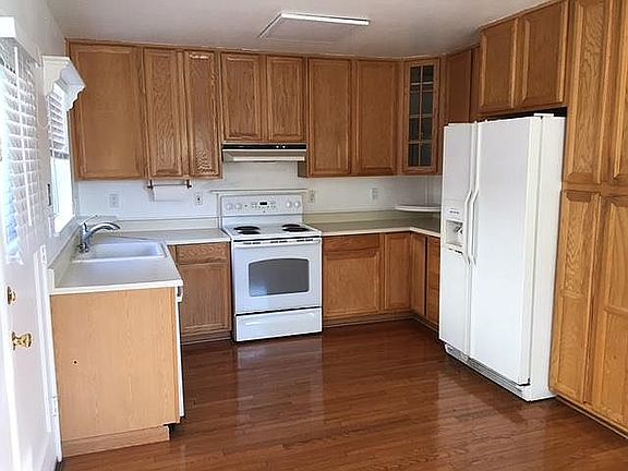 2nd image of 2922 Custer Dr
