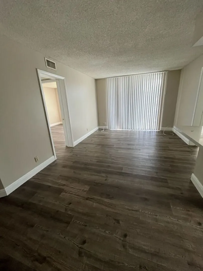 Two Bedroom Two Bathroom!! Waterfront Community — Photo 4