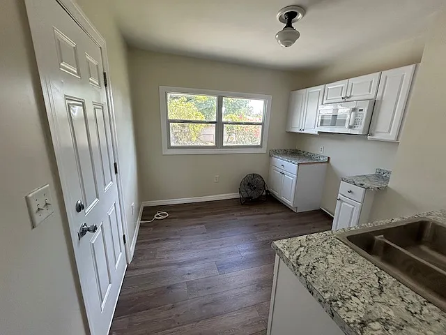 3 bed, 900 sqft, $2,000 — Photo 3
