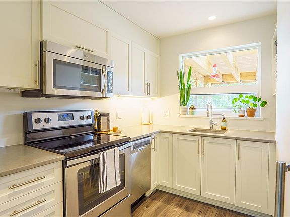 2nd image of 605 Gibson St #122