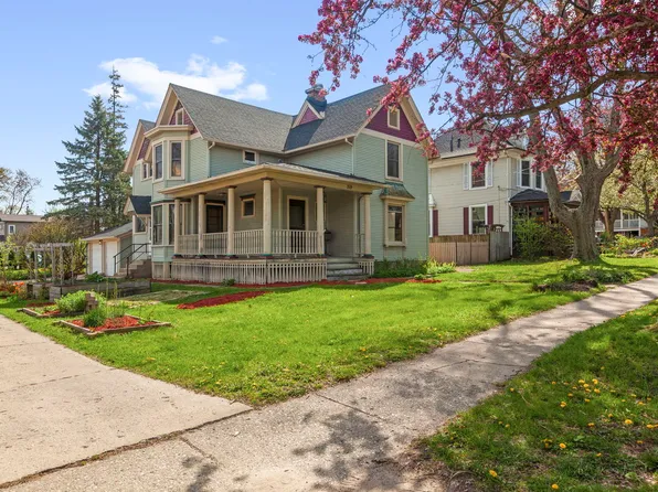 319 W South St, Woodstock, IL 60098