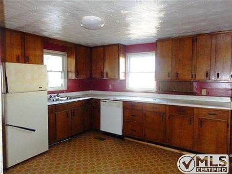 3rd image of 279 Carpenter St