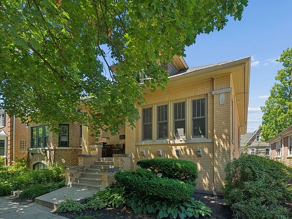 2nd image of 5752 N Sacramento Ave