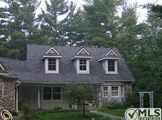 910 Kent Rd, Ortonville, MI 48462