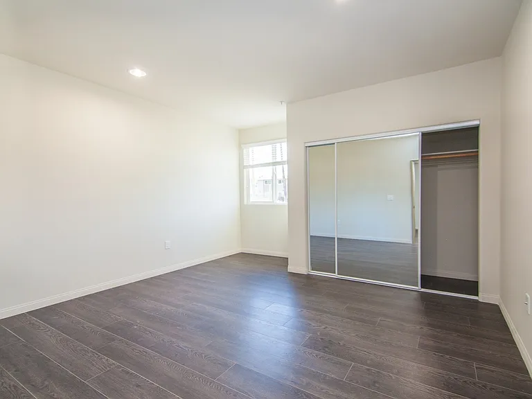 Sherman Oaks Place — Photo 33