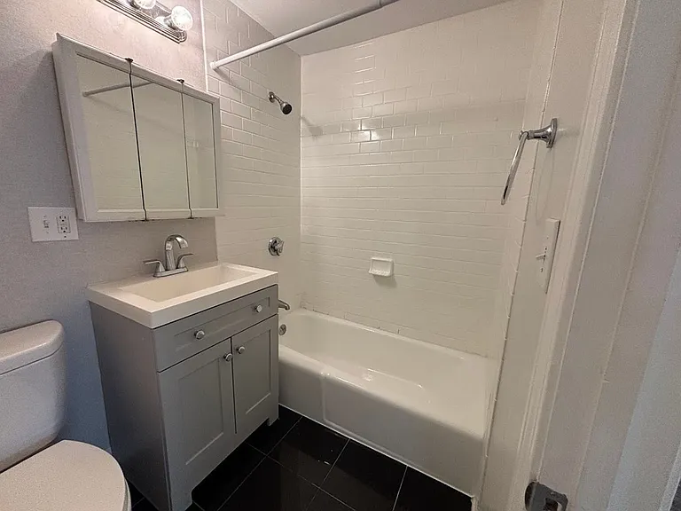 Harvard Street Apartments — Photo 19