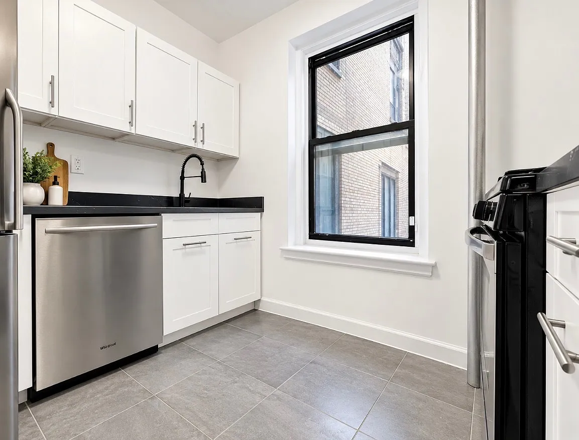 884 Riverside Drive — Photo 2
