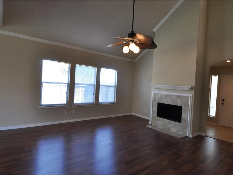 5823 Ridgebluff Ln — Photo 3