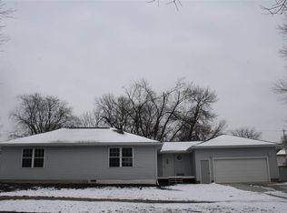 413 6th Ave SE, Oelwein, IA 50662
