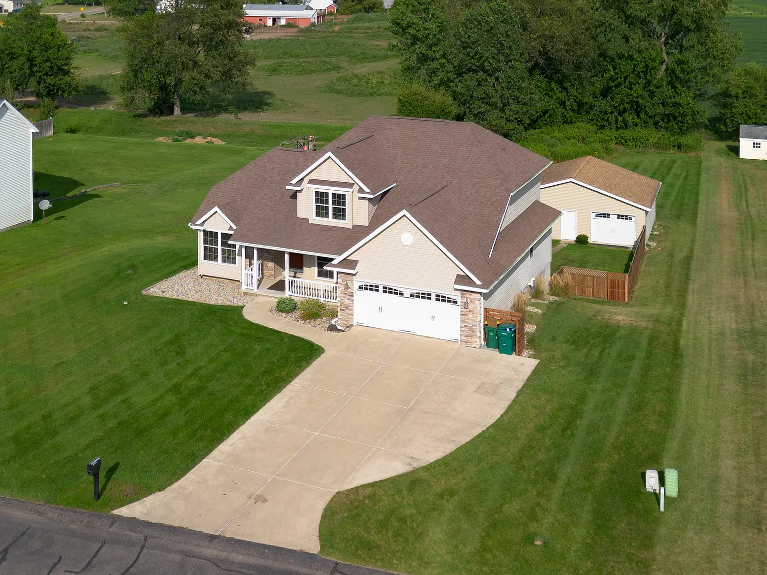 4 bed, 2.5 bath, 2800 sqft, $3,600 — Photo 4