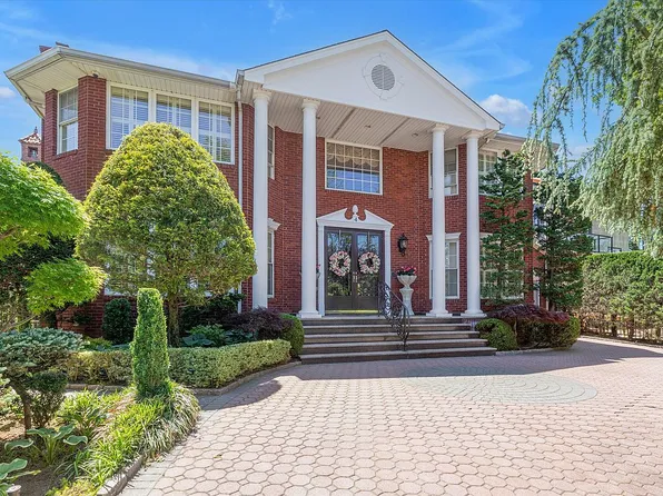 4 Point Cres, Malba, NY 11357