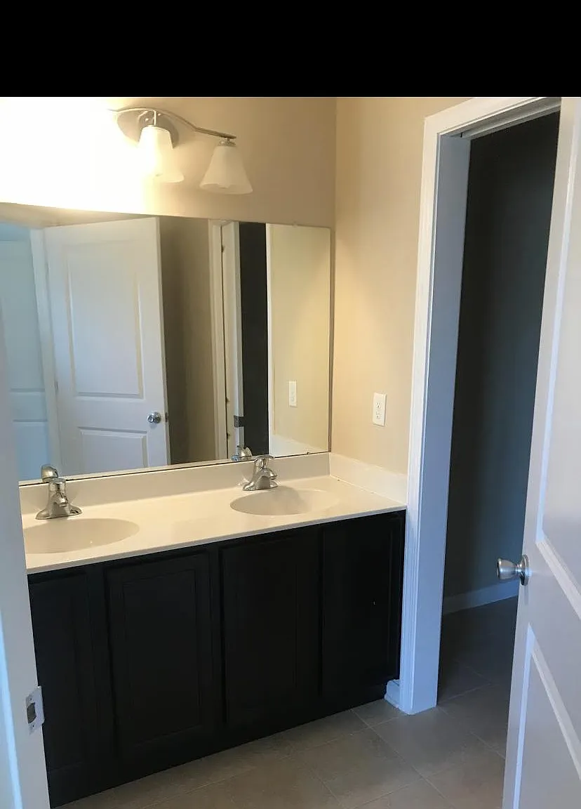2 bed, 2.5 bath, 2100 sqft, $2,300 — Photo 3