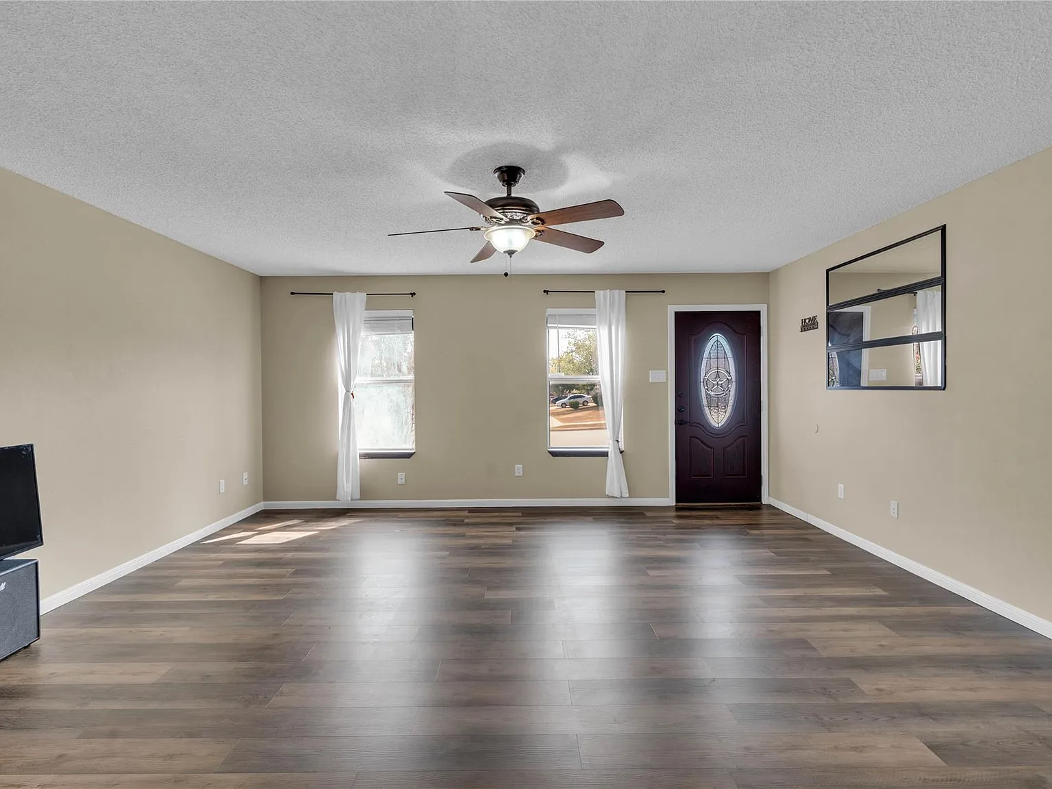 3 bed, 2.0 bath, 1517 sqft, $1,700 — Photo 3