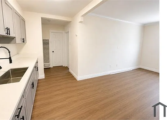 564 W 21st St — Photo 3