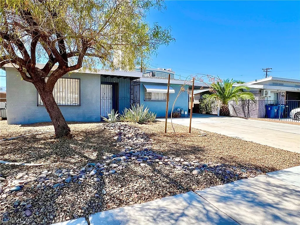 2 bed, 1.0 bath, 951 sqft, $1,695 — Photo 2