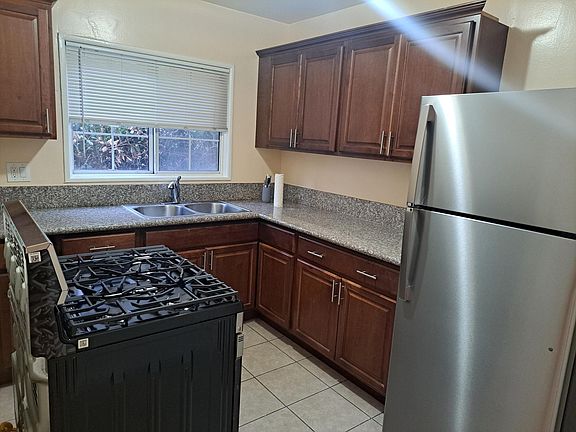 5th image of 1411 S Van Ness Ave APT 2