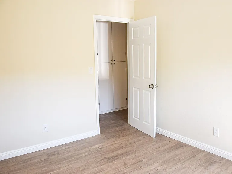 2318 E Coolidge Ave — Photo 17