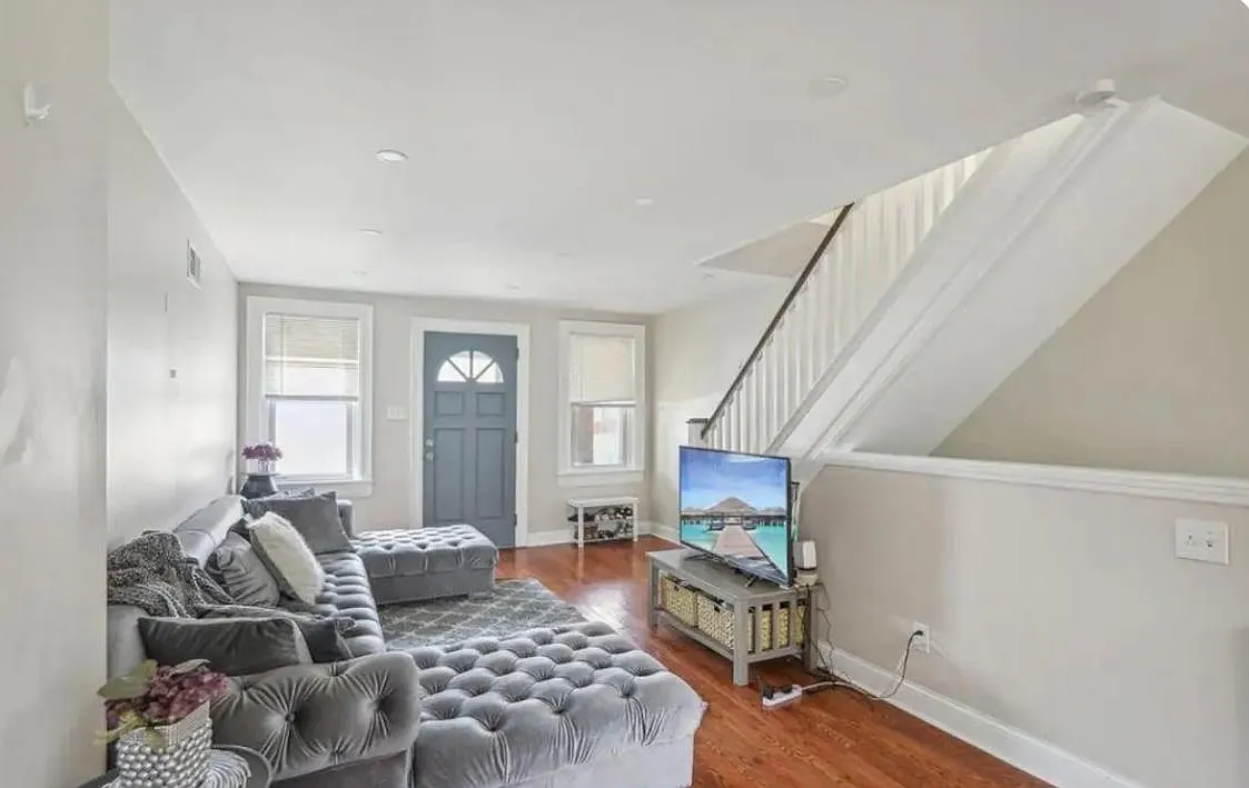 3 bed, 1084 sqft, $1,900 — Photo 3