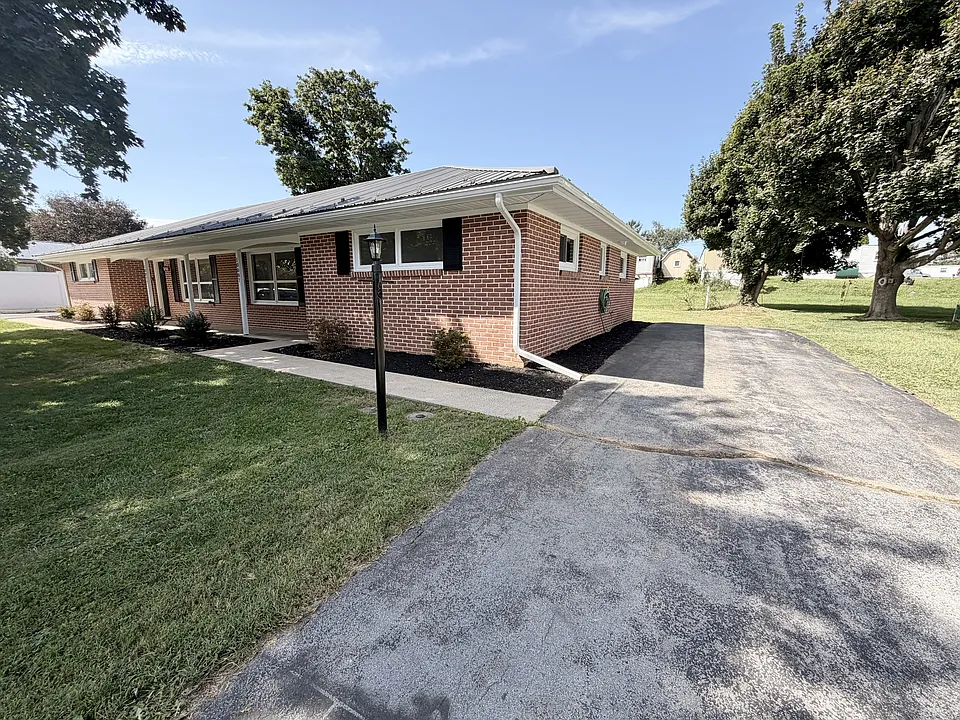 10087 Red Maple Ln