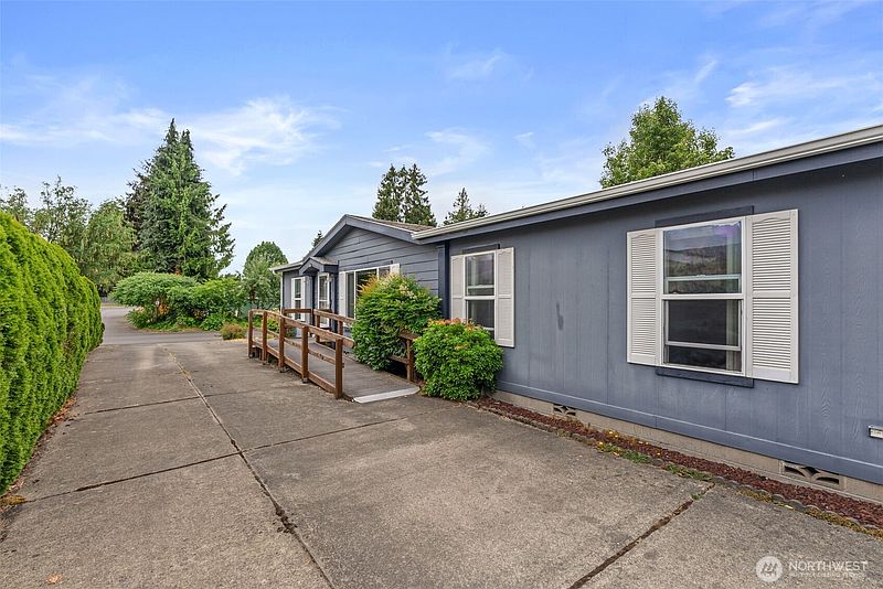 4th image of 5252 52nd Lane SE