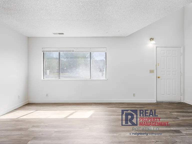1117 Booth Dr — Photo 6