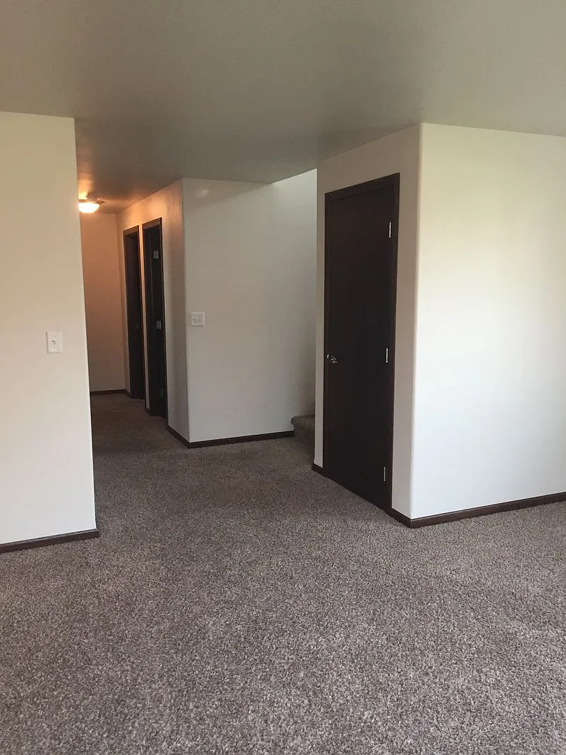4 bed 3 bath Single Family Home — Photo 2