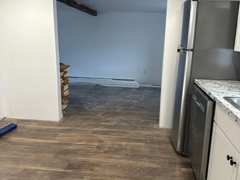 129 E Market St — Photo 3