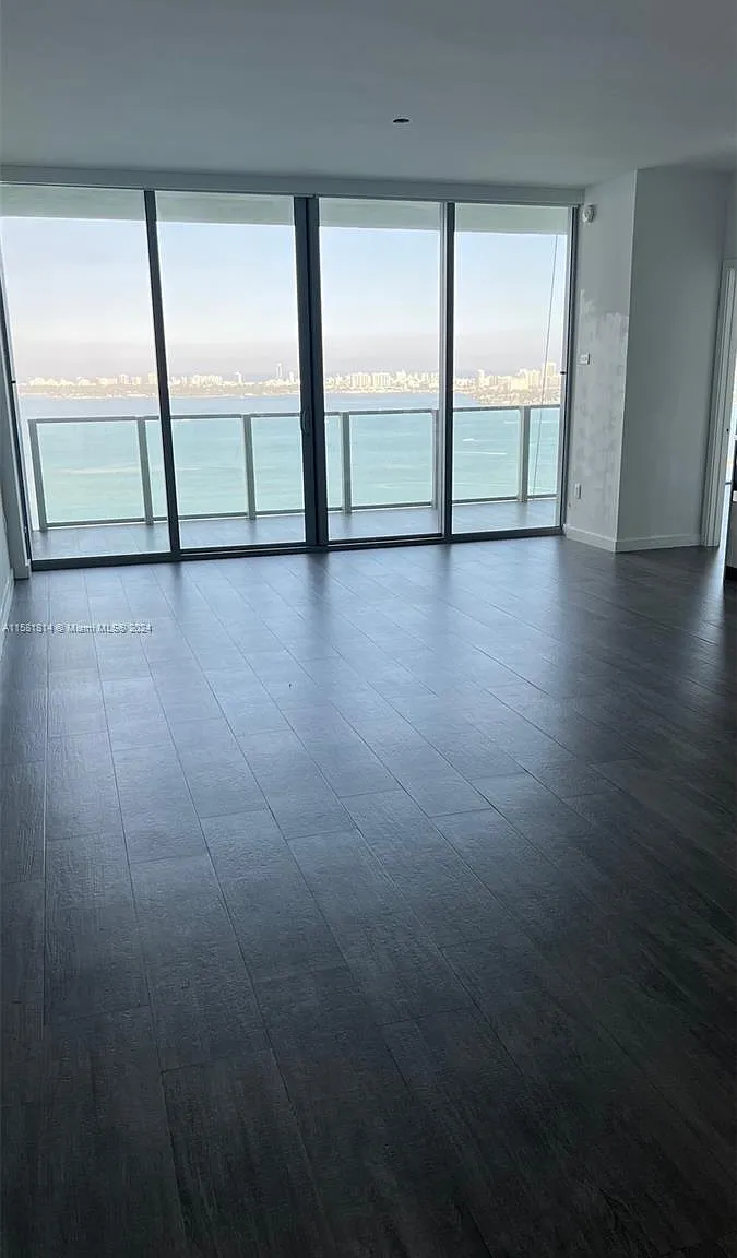 2 bed, 2.5 bath, 1162 sqft, $6,800 — Photo 3