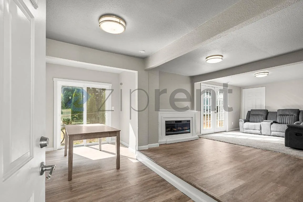 3 bed, 2200 sqft, $3,035 — Photo 2
