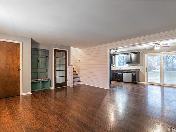 2nd image of 518 Alvina Ln