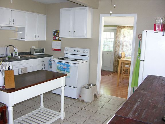 Kitchen w/plenty of cabinet space.