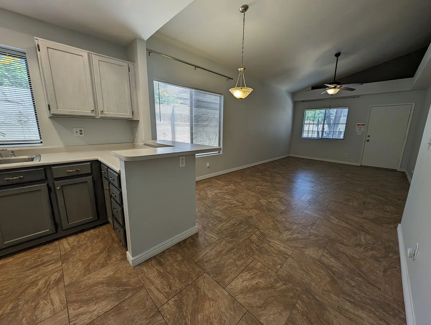 2 Bedroom Condo in the Sonoma Village Community Near W Elliot Rd and N Arizona Ave! — Photo 4