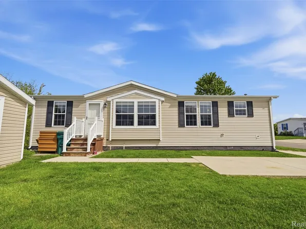 11006 Wood Run Cir, South Lyon, MI 48178
