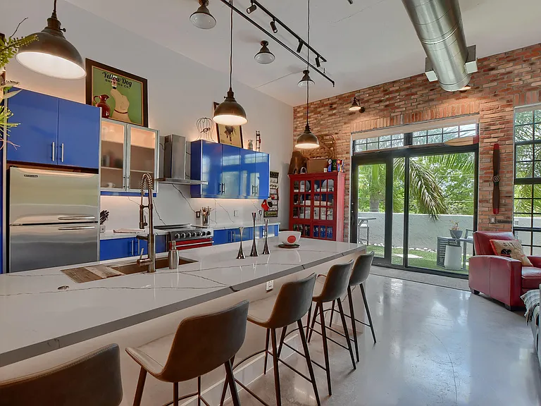 185 NE 4th Ave #203 — Photo 15