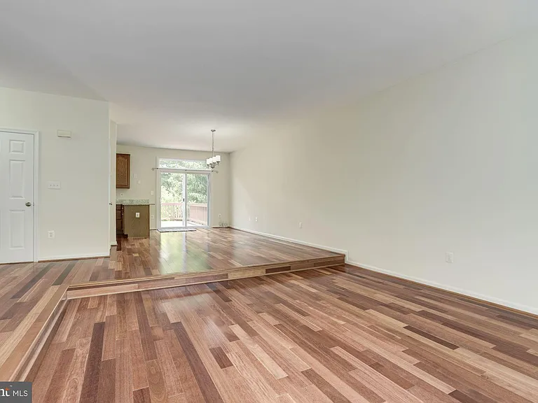 21588 Bankbarn Ter — Photo 3