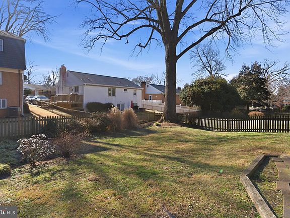 4th image of 904 Dennis Ave