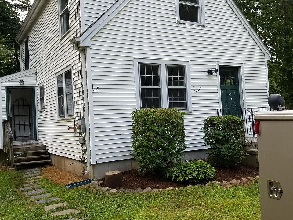 Cape with 1/2 dormer, mudroom.
