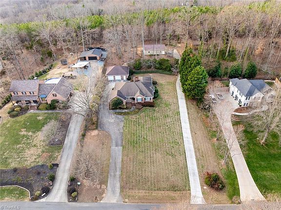 3rd image of 471 W Hunting Ridge Dr